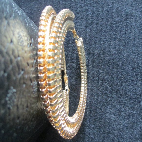 BUNDLE OF GLAM TWIST HOOP EARRINGS - Picture 10 of 14